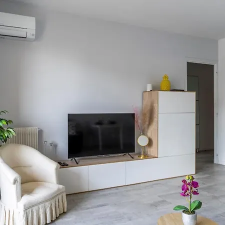Bright Studio In - With Terracesea View Apartman